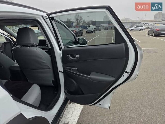 Белый Хендай Kona, объемом двигателя 0 л и пробегом 38 тыс. км за 15000 $, фото 14 на Automoto.ua