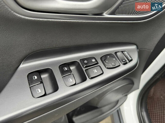 Белый Хендай Kona, объемом двигателя 0 л и пробегом 179 тыс. км за 16350 $, фото 32 на Automoto.ua