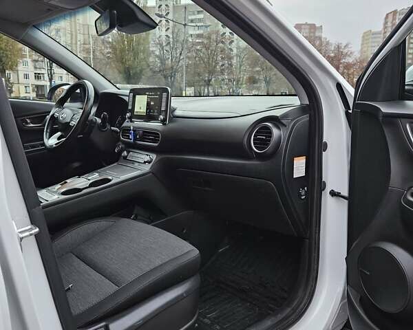 Белый Хендай Kona, объемом двигателя 0 л и пробегом 155 тыс. км за 16000 $, фото 28 на Automoto.ua