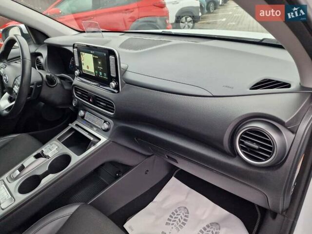 Белый Хендай Kona, объемом двигателя 0 л и пробегом 15 тыс. км за 15300 $, фото 47 на Automoto.ua