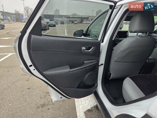 Белый Хендай Kona, объемом двигателя 0 л и пробегом 38 тыс. км за 15000 $, фото 15 на Automoto.ua