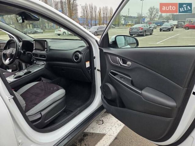 Белый Хендай Kona, объемом двигателя 0 л и пробегом 38 тыс. км за 15000 $, фото 12 на Automoto.ua