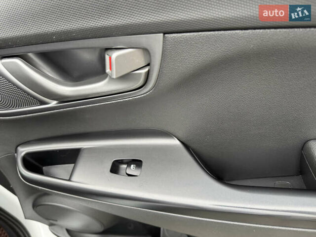 Белый Хендай Kona, объемом двигателя 0 л и пробегом 179 тыс. км за 16350 $, фото 50 на Automoto.ua