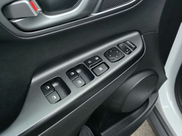 Білий Хендай Kona, об'ємом двигуна 0 л та пробігом 113 тис. км за 15900 $, фото 7 на Automoto.ua