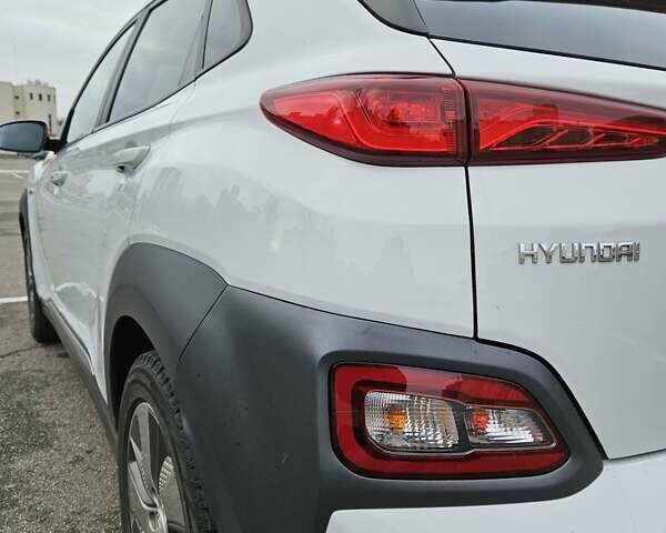 Белый Хендай Kona, объемом двигателя 0 л и пробегом 155 тыс. км за 16000 $, фото 15 на Automoto.ua