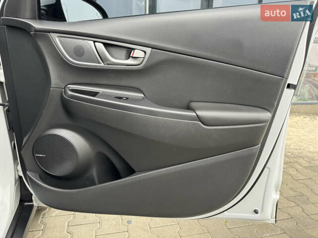 Белый Хендай Kona, объемом двигателя 0 л и пробегом 179 тыс. км за 16350 $, фото 49 на Automoto.ua