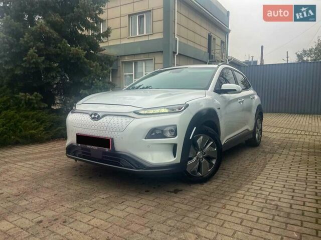 Белый Хендай Kona, объемом двигателя 0 л и пробегом 108 тыс. км за 17950 $, фото 3 на Automoto.ua