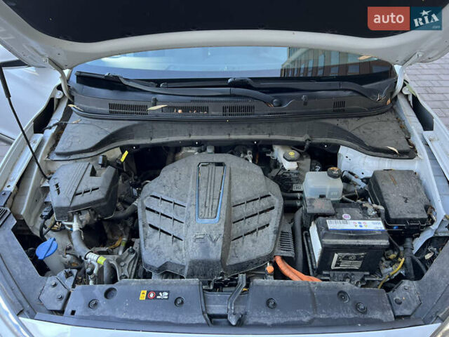 Белый Хендай Kona, объемом двигателя 0 л и пробегом 97 тыс. км за 16800 $, фото 21 на Automoto.ua