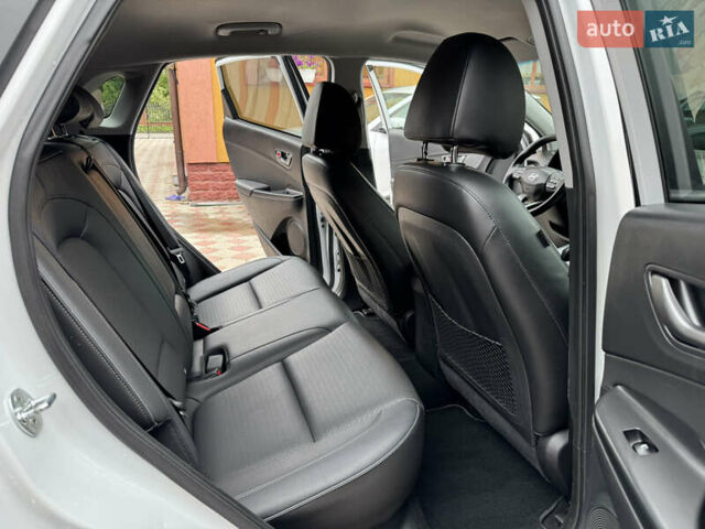 Білий Хендай Kona, об'ємом двигуна 0 л та пробігом 68 тис. км за 14999 $, фото 17 на Automoto.ua