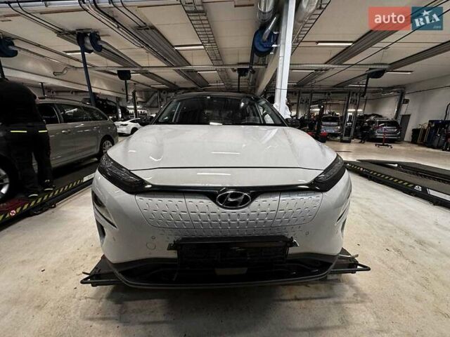 Білий Хендай Kona, об'ємом двигуна 0 л та пробігом 92 тис. км за 16900 $, фото 7 на Automoto.ua