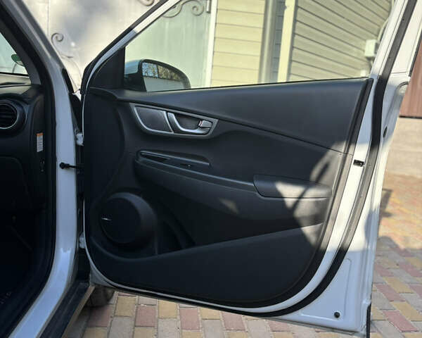 Білий Хендай Kona, об'ємом двигуна 0 л та пробігом 81 тис. км за 15200 $, фото 20 на Automoto.ua