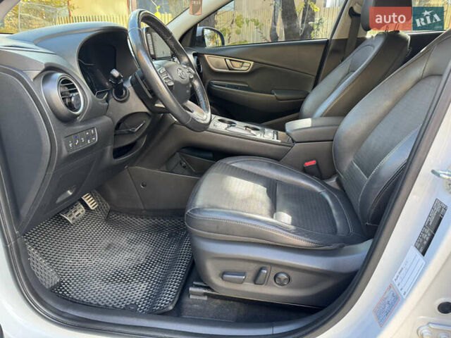 Белый Хендай Kona, объемом двигателя 0 л и пробегом 67 тыс. км за 16350 $, фото 43 на Automoto.ua