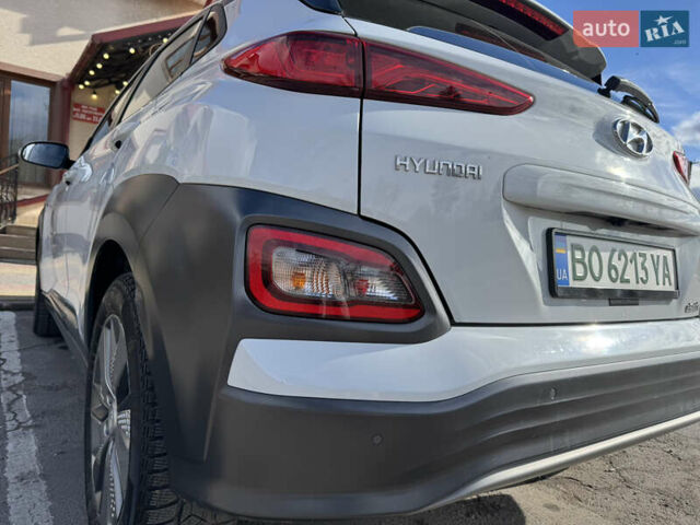 Белый Хендай Kona, объемом двигателя 0 л и пробегом 67 тыс. км за 16350 $, фото 35 на Automoto.ua