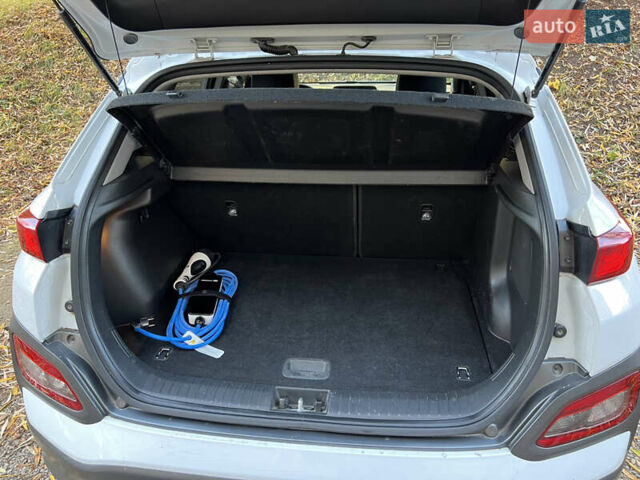 Белый Хендай Kona, объемом двигателя 0 л и пробегом 97 тыс. км за 16800 $, фото 29 на Automoto.ua