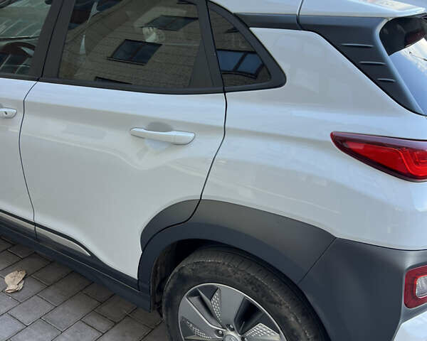 Белый Хендай Kona, объемом двигателя 0 л и пробегом 97 тыс. км за 16800 $, фото 27 на Automoto.ua