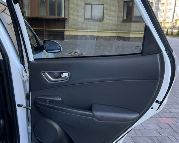 Белый Хендай Kona, объемом двигателя 0 л и пробегом 97 тыс. км за 16800 $, фото 9 на Automoto.ua