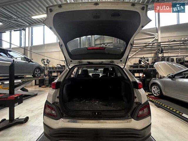 Білий Хендай Kona, об'ємом двигуна 0 л та пробігом 92 тис. км за 16900 $, фото 21 на Automoto.ua