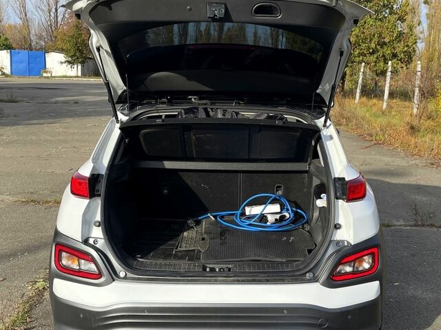 Білий Хендай Kona, об'ємом двигуна 0 л та пробігом 98 тис. км за 16500 $, фото 12 на Automoto.ua