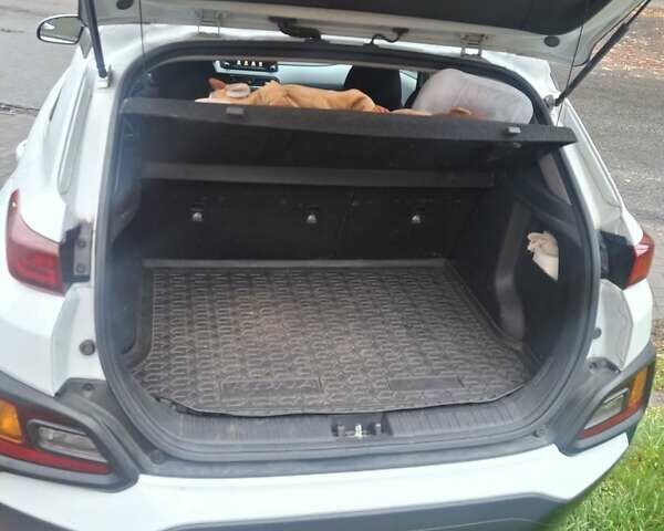 Белый Хендай Kona, объемом двигателя 2 л и пробегом 93 тыс. км за 16250 $, фото 1 на Automoto.ua