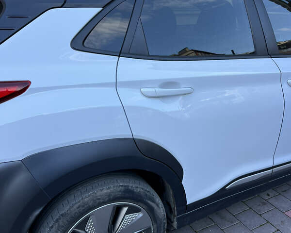 Белый Хендай Kona, объемом двигателя 0 л и пробегом 97 тыс. км за 16800 $, фото 25 на Automoto.ua