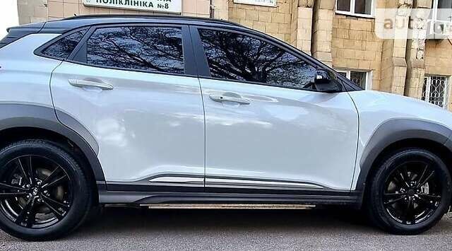 Білий Хендай Kona, об'ємом двигуна 0 л та пробігом 96 тис. км за 15900 $, фото 4 на Automoto.ua
