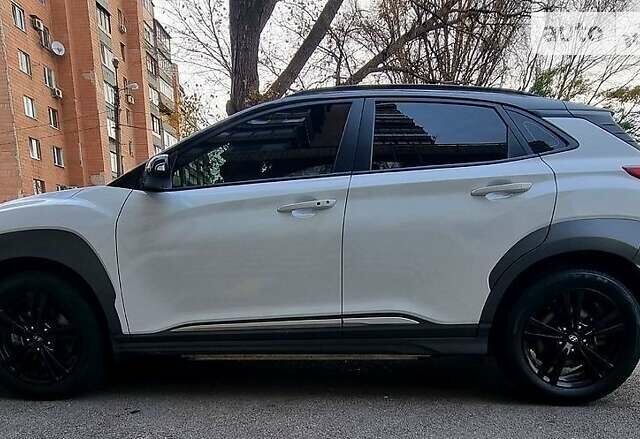 Білий Хендай Kona, об'ємом двигуна 0 л та пробігом 96 тис. км за 15900 $, фото 5 на Automoto.ua