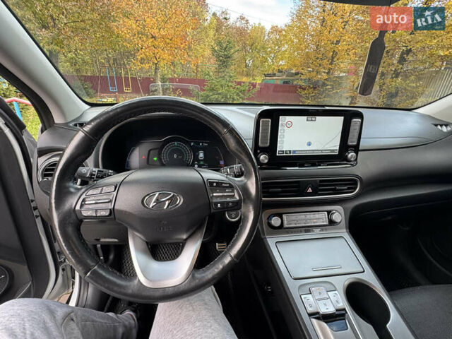 Белый Хендай Kona, объемом двигателя 0 л и пробегом 67 тыс. км за 16350 $, фото 81 на Automoto.ua