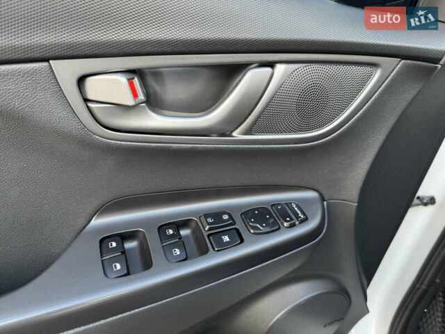 Белый Хендай Kona, объемом двигателя 0 л и пробегом 67 тыс. км за 16350 $, фото 40 на Automoto.ua