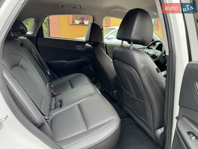 Білий Хендай Kona, об'ємом двигуна 0 л та пробігом 68 тис. км за 14999 $, фото 32 на Automoto.ua