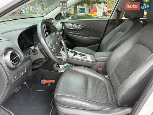 Белый Хендай Kona, объемом двигателя 0 л и пробегом 128 тыс. км за 17500 $, фото 8 на Automoto.ua