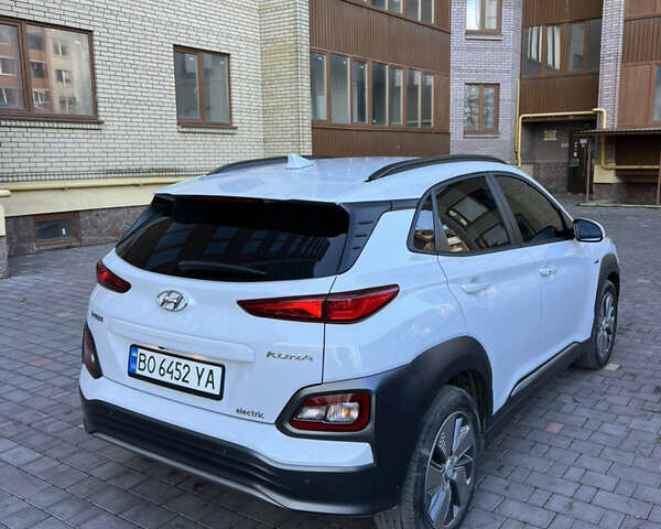 Белый Хендай Kona, объемом двигателя 0 л и пробегом 97 тыс. км за 16800 $, фото 1 на Automoto.ua