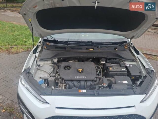 Белый Хендай Kona, объемом двигателя 2 л и пробегом 93 тыс. км за 16250 $, фото 13 на Automoto.ua