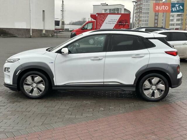Белый Хендай Kona, объемом двигателя 0 л и пробегом 121 тыс. км за 16000 $, фото 2 на Automoto.ua