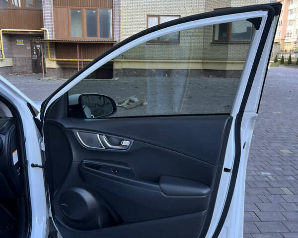 Белый Хендай Kona, объемом двигателя 0 л и пробегом 97 тыс. км за 16800 $, фото 10 на Automoto.ua