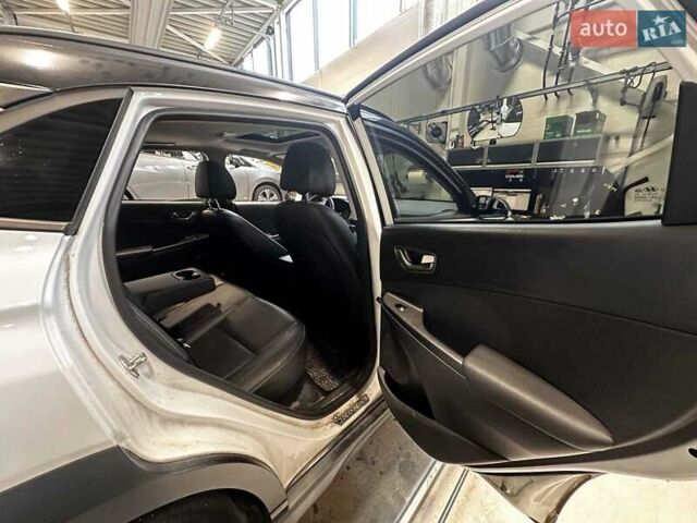 Білий Хендай Kona, об'ємом двигуна 0 л та пробігом 92 тис. км за 16900 $, фото 11 на Automoto.ua