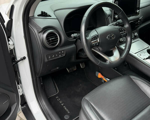 Білий Хендай Kona, об'ємом двигуна 0 л та пробігом 38 тис. км за 18200 $, фото 22 на Automoto.ua