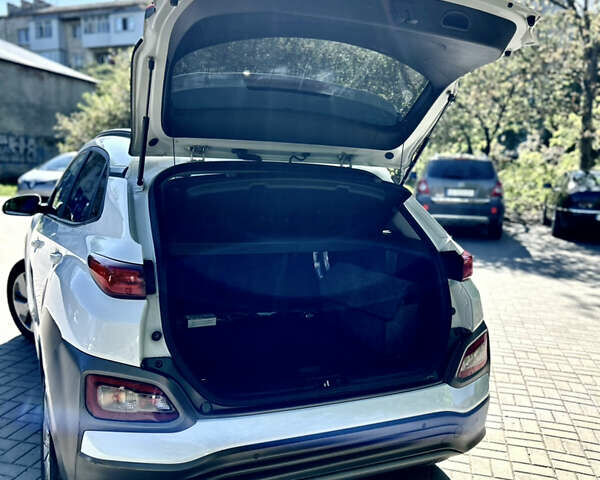 Білий Хендай Kona, об'ємом двигуна 0 л та пробігом 95 тис. км за 16850 $, фото 3 на Automoto.ua