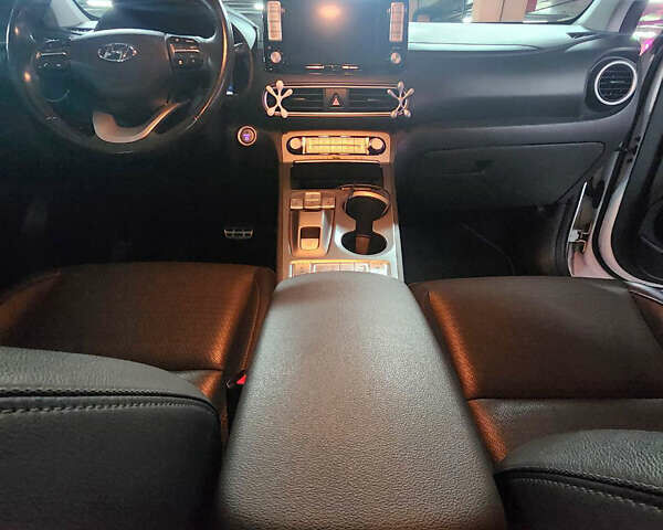 Белый Хендай Kona, объемом двигателя 0 л и пробегом 109 тыс. км за 17900 $, фото 18 на Automoto.ua