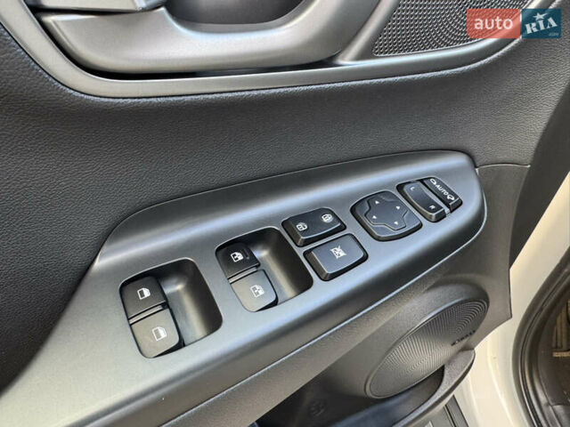 Білий Хендай Kona, об'ємом двигуна 0 л та пробігом 112 тис. км за 16499 $, фото 12 на Automoto.ua