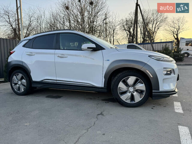 Белый Хендай Kona, объемом двигателя 0 л и пробегом 96 тыс. км за 16900 $, фото 2 на Automoto.ua