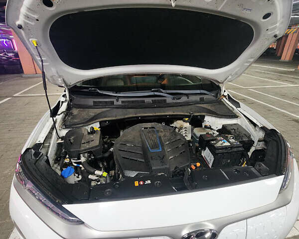 Белый Хендай Kona, объемом двигателя 0 л и пробегом 109 тыс. км за 17900 $, фото 31 на Automoto.ua