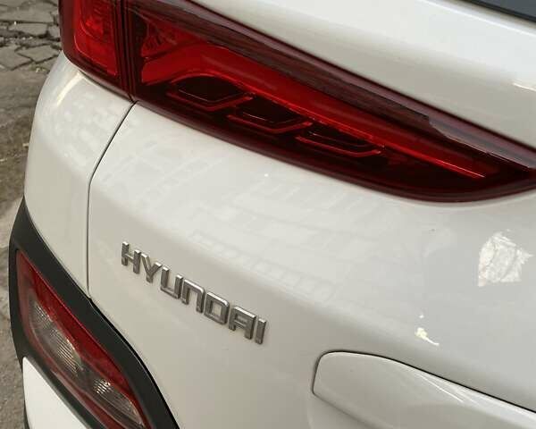 Білий Хендай Kona, об'ємом двигуна 0 л та пробігом 113 тис. км за 18300 $, фото 59 на Automoto.ua