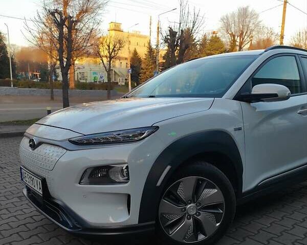 Белый Хендай Kona, объемом двигателя 0 л и пробегом 97 тыс. км за 17999 $, фото 6 на Automoto.ua