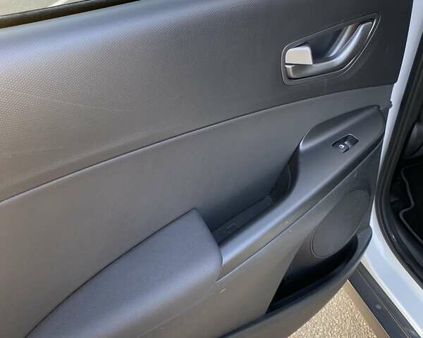 Білий Хендай Kona, об'ємом двигуна 0 л та пробігом 113 тис. км за 18300 $, фото 19 на Automoto.ua