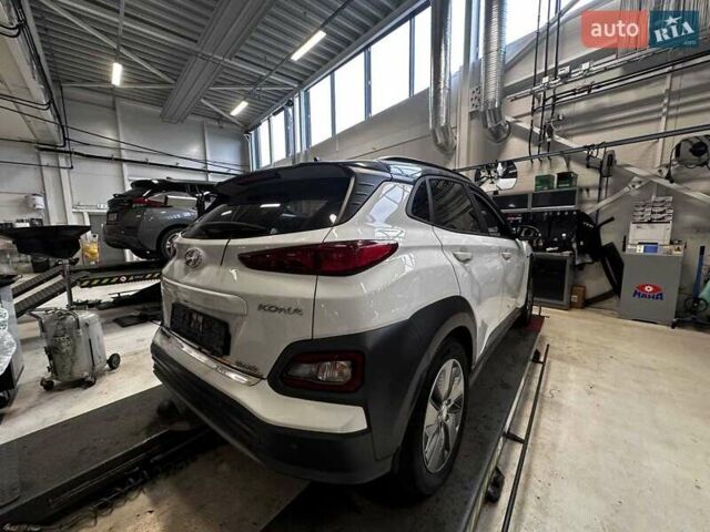 Білий Хендай Kona, об'ємом двигуна 0 л та пробігом 92 тис. км за 16900 $, фото 17 на Automoto.ua