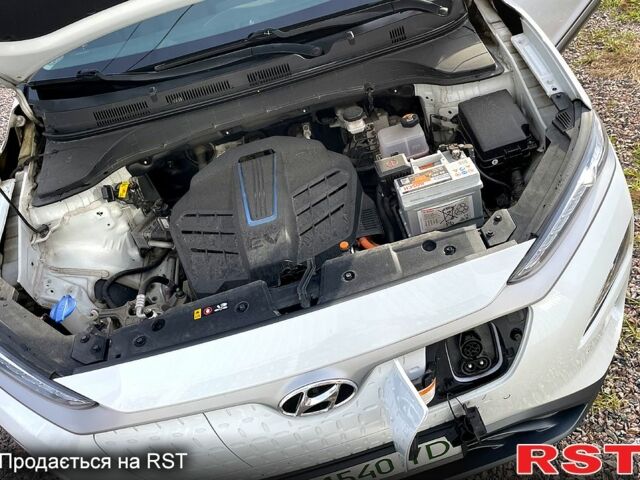 Білий Хендай Kona, об'ємом двигуна 0 л та пробігом 98 тис. км за 16500 $, фото 7 на Automoto.ua