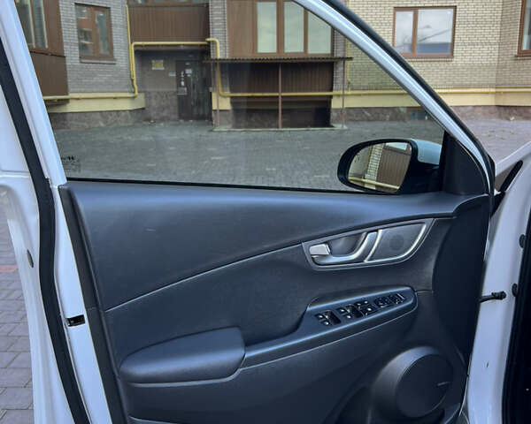 Белый Хендай Kona, объемом двигателя 0 л и пробегом 97 тыс. км за 16800 $, фото 6 на Automoto.ua