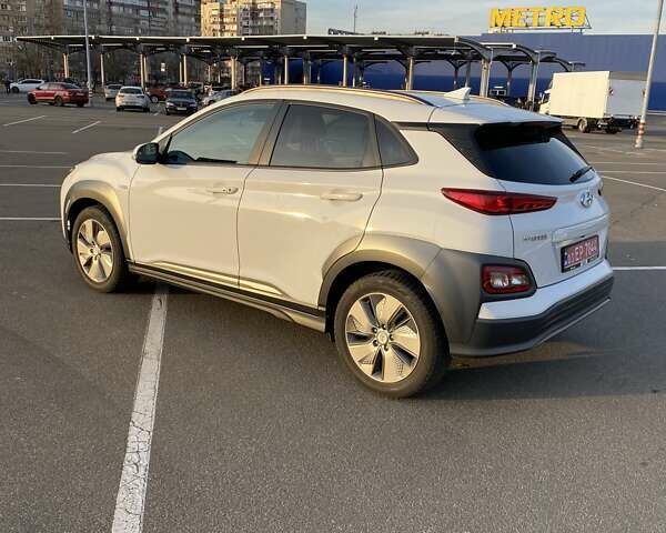 Білий Хендай Kona, об'ємом двигуна 0 л та пробігом 113 тис. км за 18300 $, фото 5 на Automoto.ua