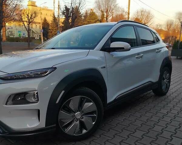 Белый Хендай Kona, объемом двигателя 0 л и пробегом 97 тыс. км за 17999 $, фото 4 на Automoto.ua