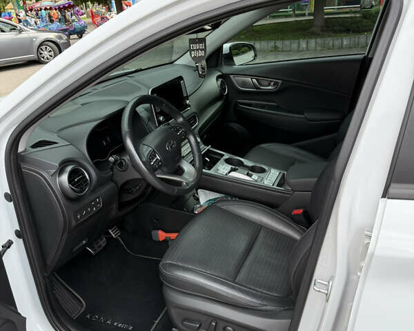 Белый Хендай Kona, объемом двигателя 0 л и пробегом 128 тыс. км за 17500 $, фото 7 на Automoto.ua